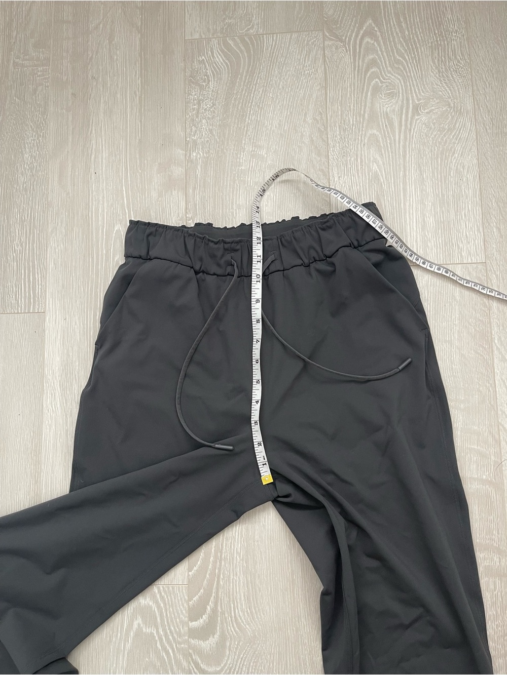 Lululemon Keep Moving Pant 7/8 High-Rise
Graphite Grey size 6 - Picture 9 of 16